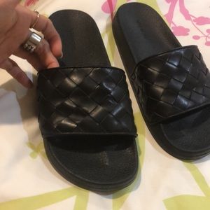 VINCE Men US8 (woman US10)unisex leather sandal worn 2X’s excellent condition!